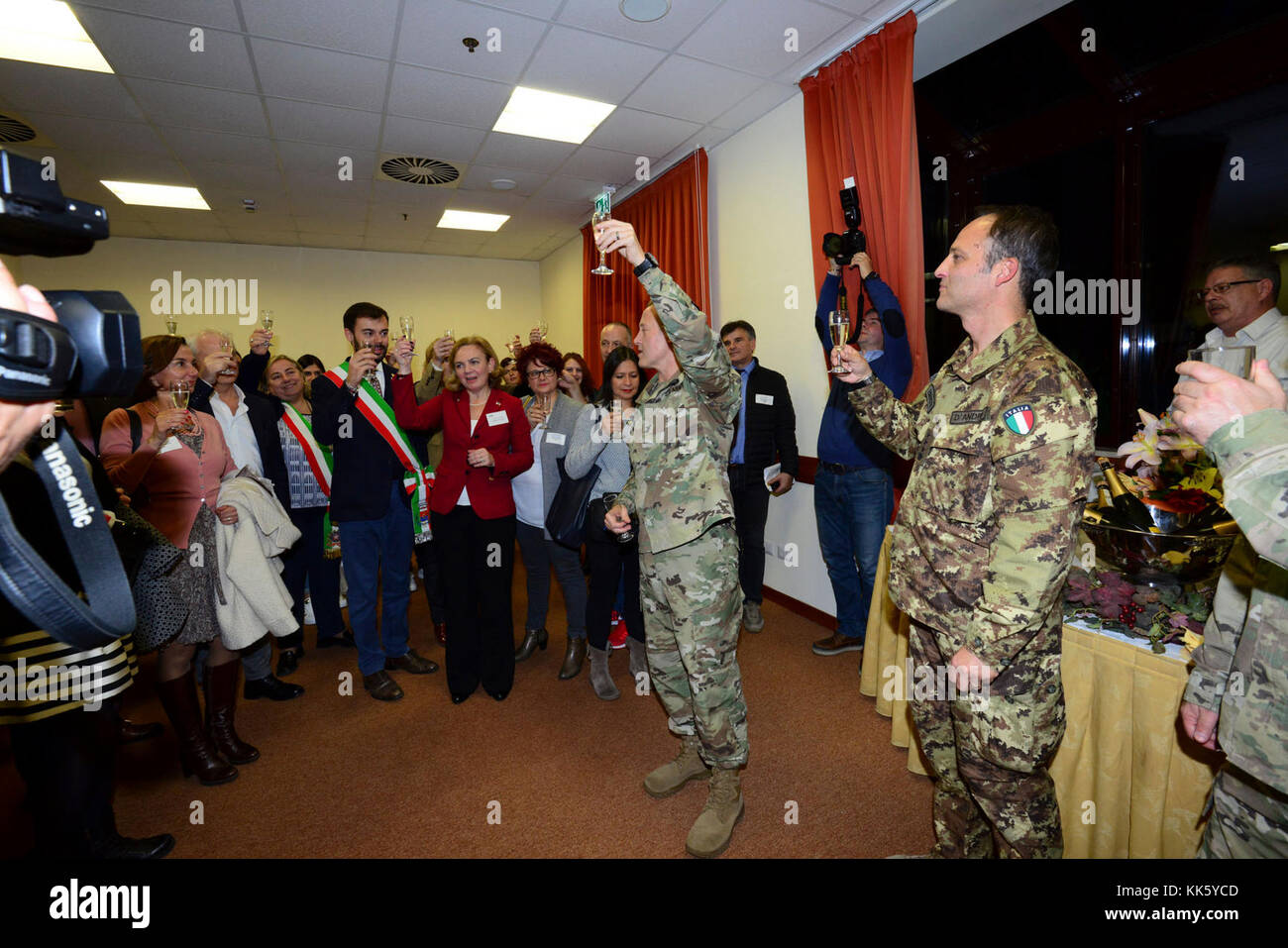 U.S. Col. Eric M. Berdy, U.S. Army Garrison Italy commander, toast with participants at the annual Meet the Mayors event at the Golden Lion Conference Center on Caserma Ederle, Vicenza, Italy, Nov. 8, 2017.   The event brings the American and Italian communities together and gives Italian locals an opportunity to share their cultural heritage with the military community. (U.S. Army Photo by Paolo Bovo) Stock Photo