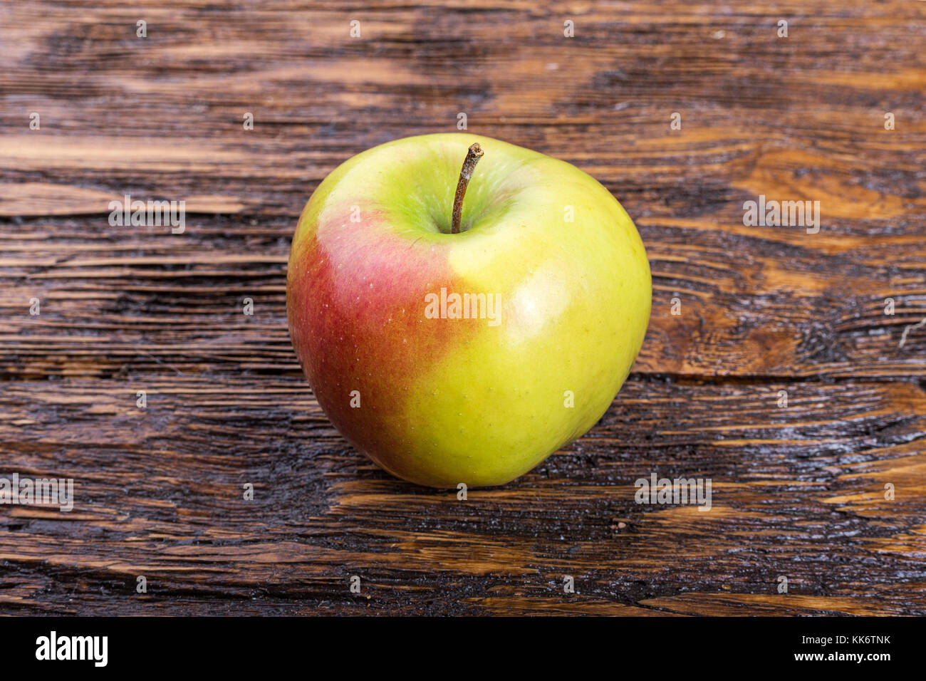 ripe apples on a wooden table, summer harvest, healthy eating Stock ...