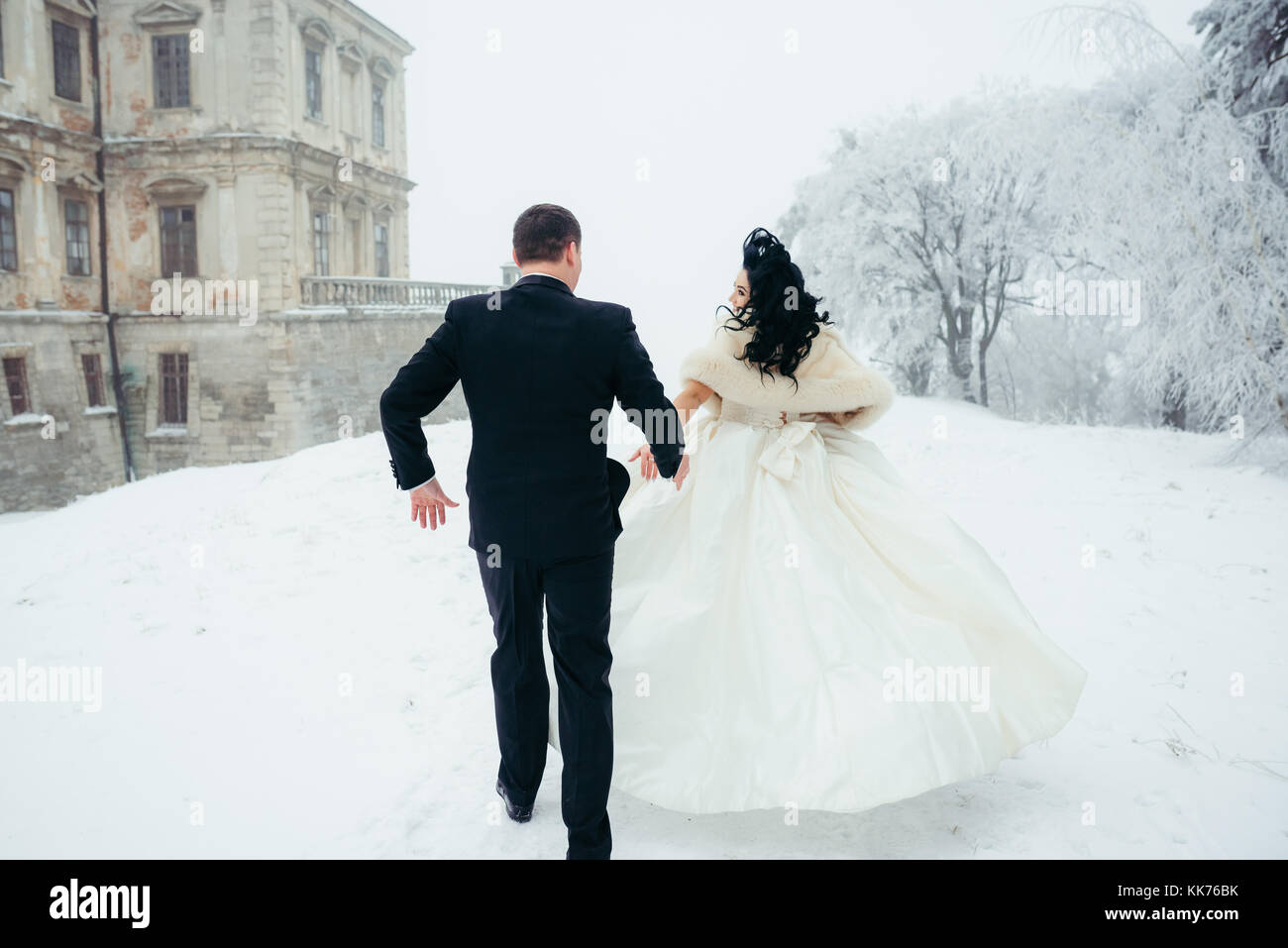 Groom running away from bride hires stock photography and images Alamy