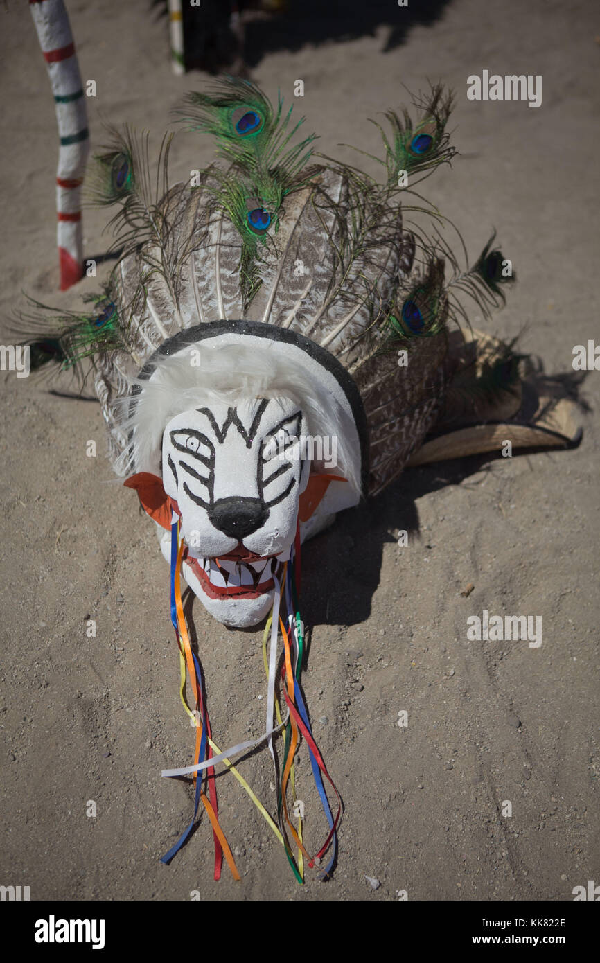 With masks of all colors, with faces of mostros, extraterrestrials ...