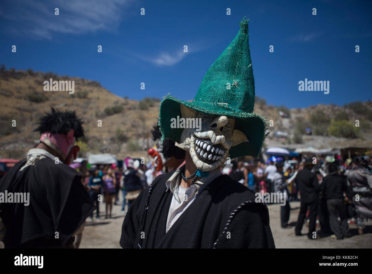 With masks of all colors, with faces of mostros, extraterrestrials ...