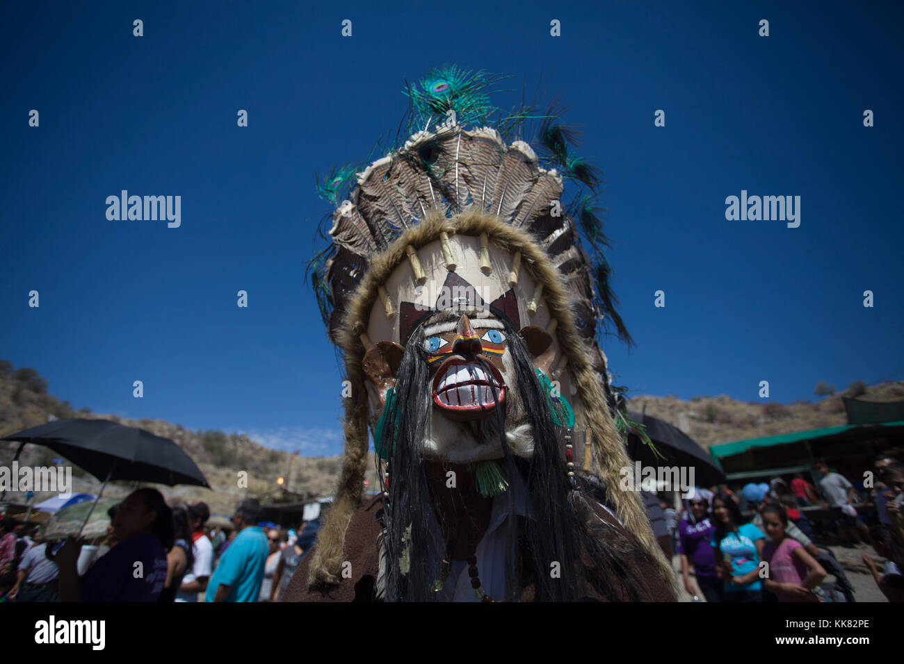 With masks of all colors, with faces of mostros, extraterrestrials ...