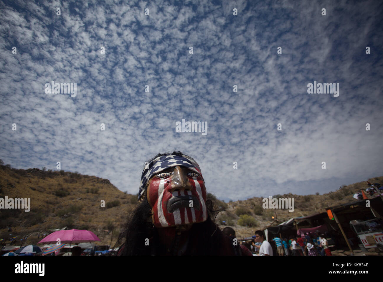 With masks of all colors, with faces of mostros, extraterrestrials ...
