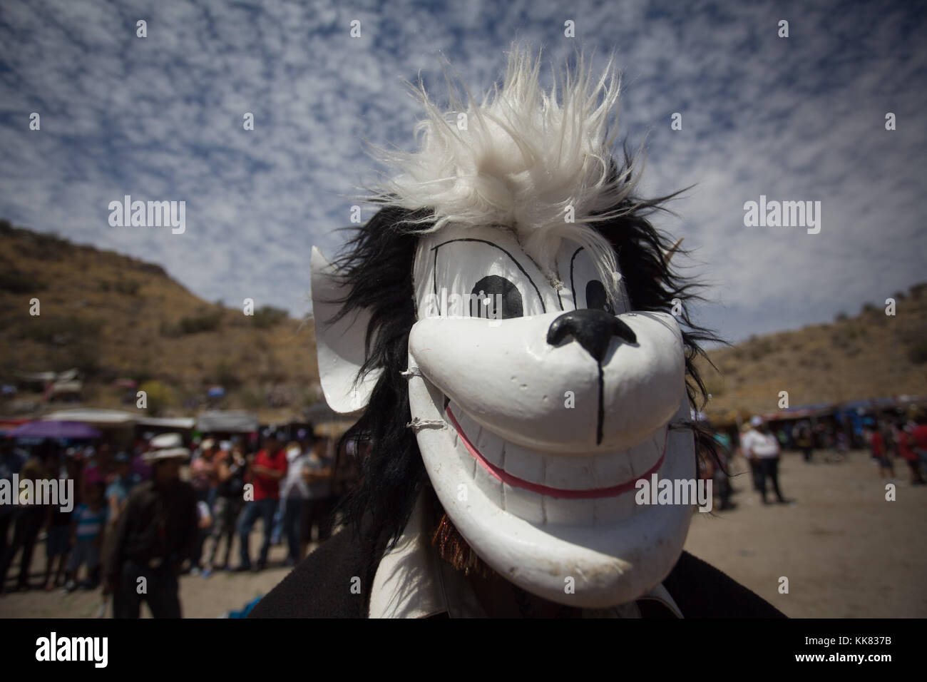With masks of all colors, with faces of mostros, extraterrestrials ...