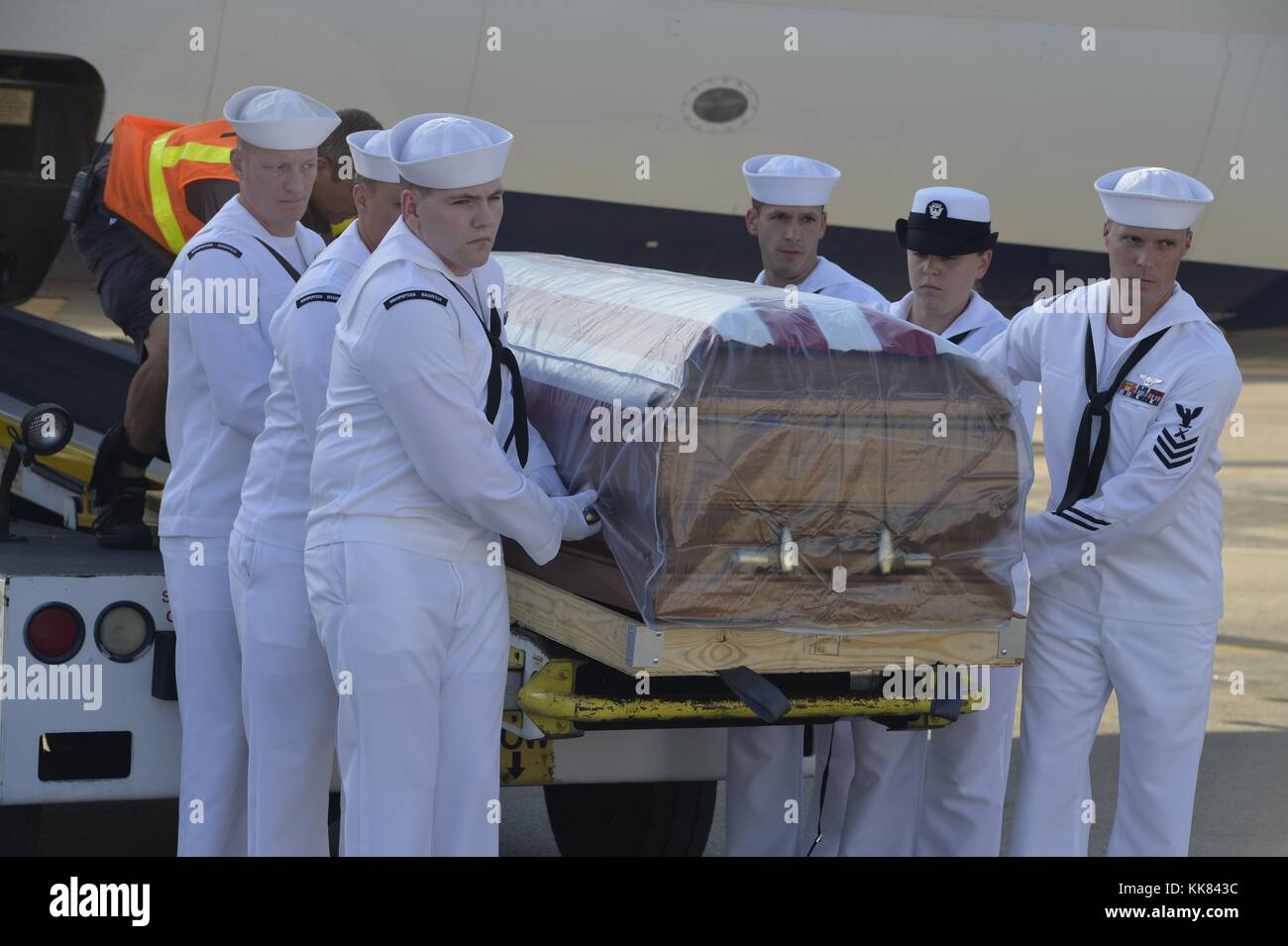 Sailors assigned to Navy Operational Support Center NOSC Nashville perform plane side honors for the remains of Logistics Specialist 2nd Class Randall Smith at Nashville International Airport, Nashville, Tennessee. Image courtesy Mass Communication Specialist 1st Class Dustin Q. Diaz/US Navy, United States, 2015. Stock Photo