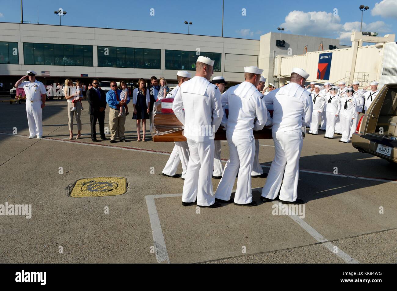 Sailors assigned to Navy Operational Support Center NOSC Nashville perform plane side honors for the remains of Logistics Specialist 2nd Class Randall Smith at Nashville International Airport, Nashville, Tennessee. Image courtesy Mass Communication Specialist 1st Class Dustin Q. Diaz/US Navy, 2015. Stock Photo
