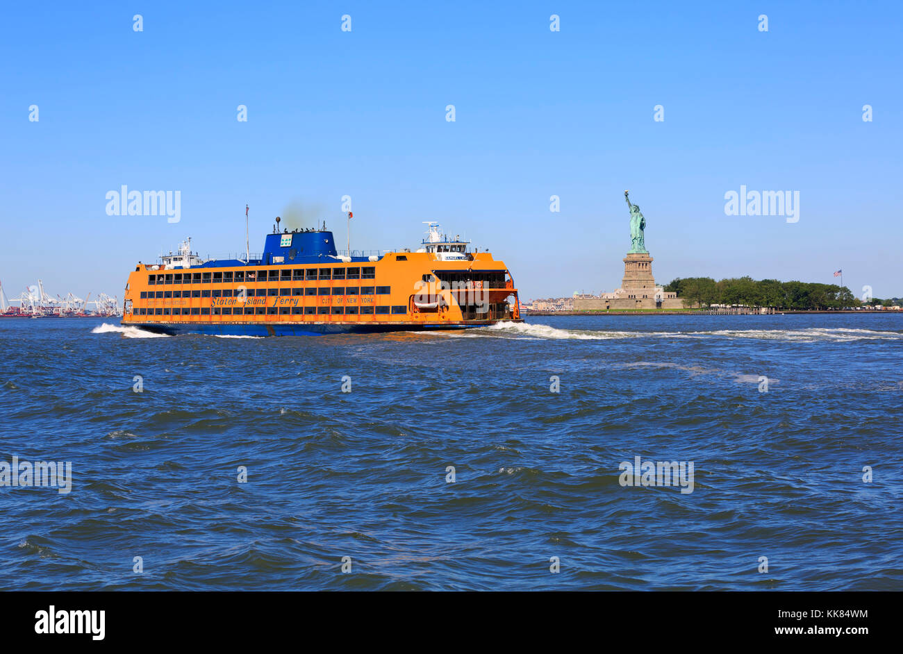 Staten Island Ferry passes the Statue of Liberty Stock Photo Alamy