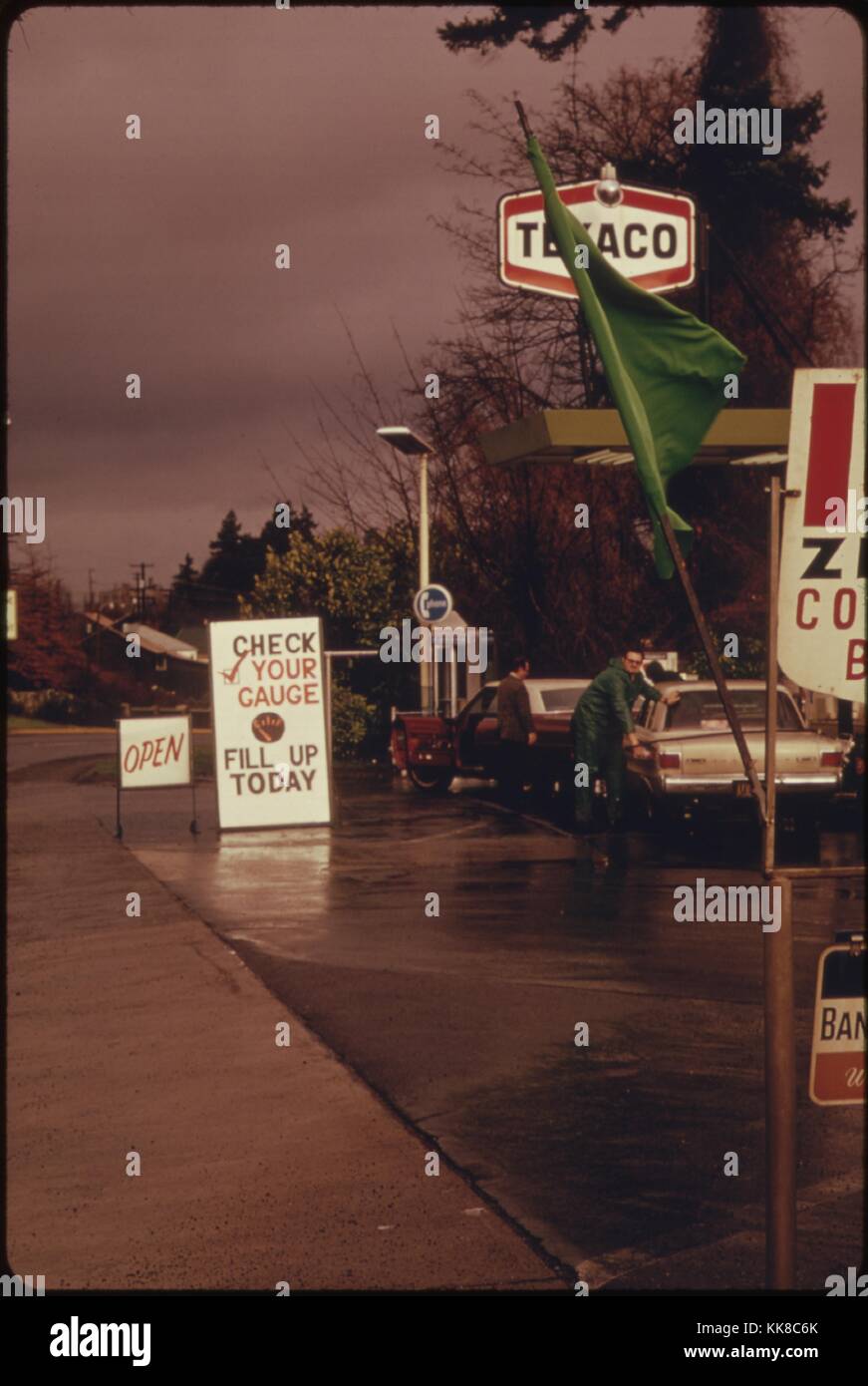 Oregon Gas Station Dealers Had a Flag System to Help Motorists. Image