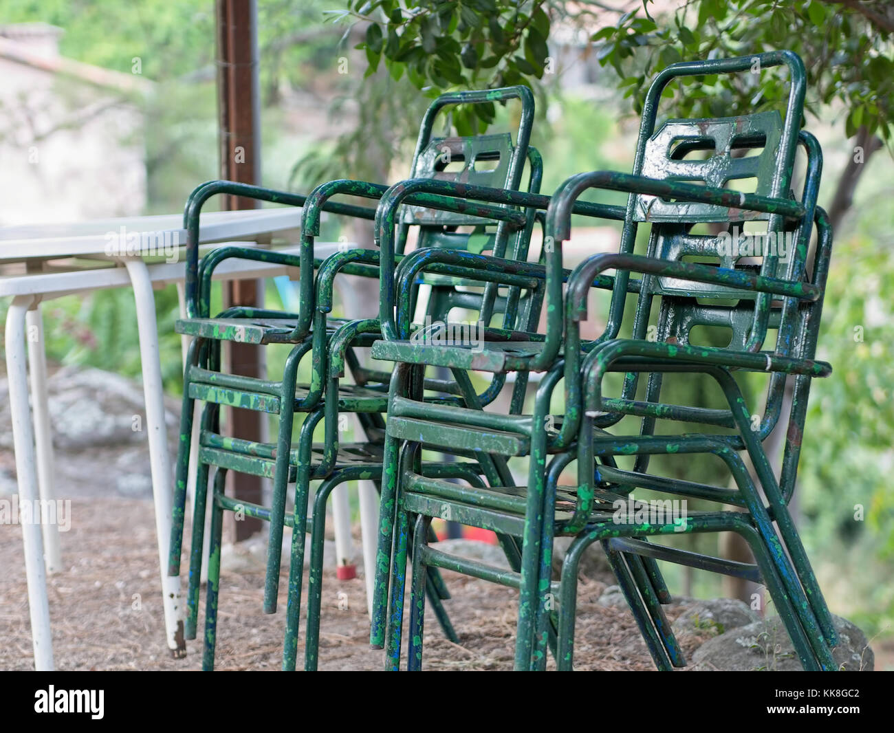 Oxidized steel chairs with white tables (outdoor Stock Photo Alamy