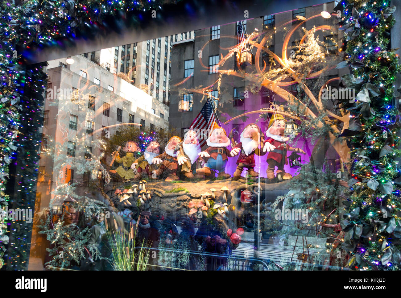 File:Saks Fifth Avenue Christmas Light Show Snowstorm 2020  (50732619583).jpg - Wikimedia Commons