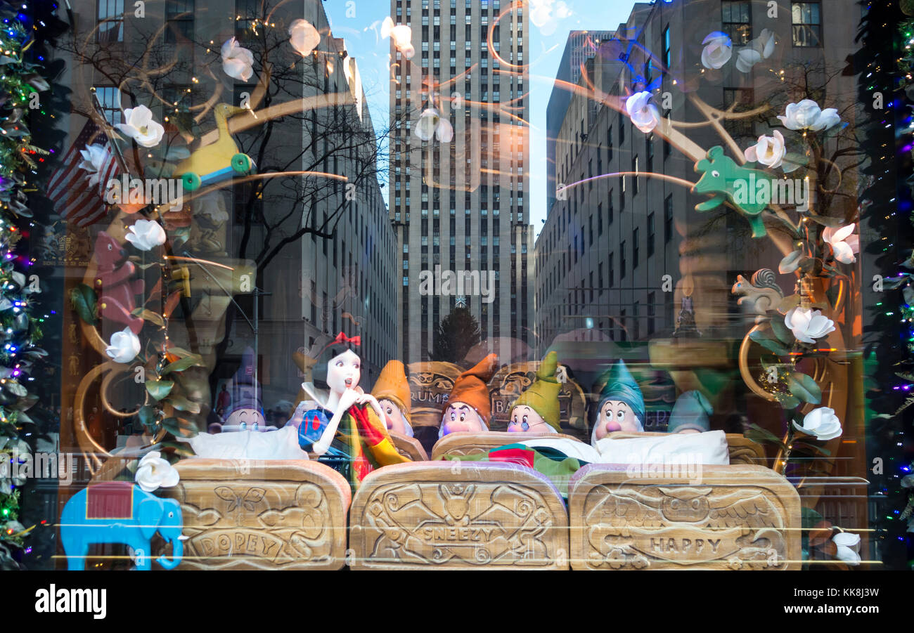 ⁴ᴷ⁶⁰ Walking Tour of the Saks Fifth Avenue Store Holiday Windows