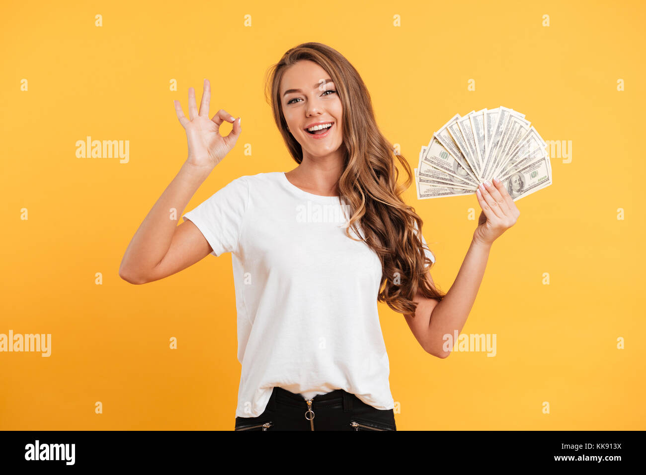 Есть девушки на деньги. Деньги прикол. Девушка с деньгами. Радостная девушка с деньгами. Есть девушки на деньги.