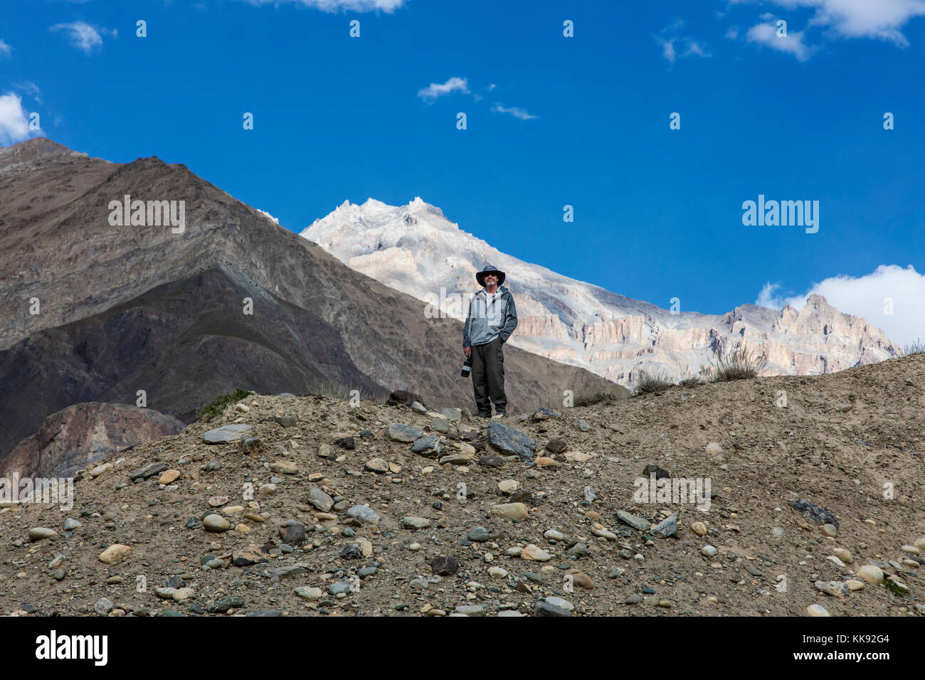 Todd Lovell stand on a ridge in the ZANSKAR RIVER GORGE  - ZANSKAR, LADAKH, INDIA Stock Photo