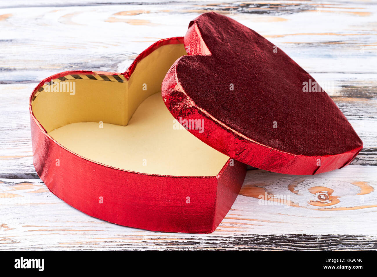 Open empty heart-shaped gift box Stock Photo - Alamy