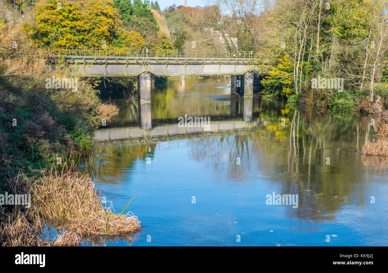 The River Avon at Bradford on Avon, showing the railway bridge Stock Photo