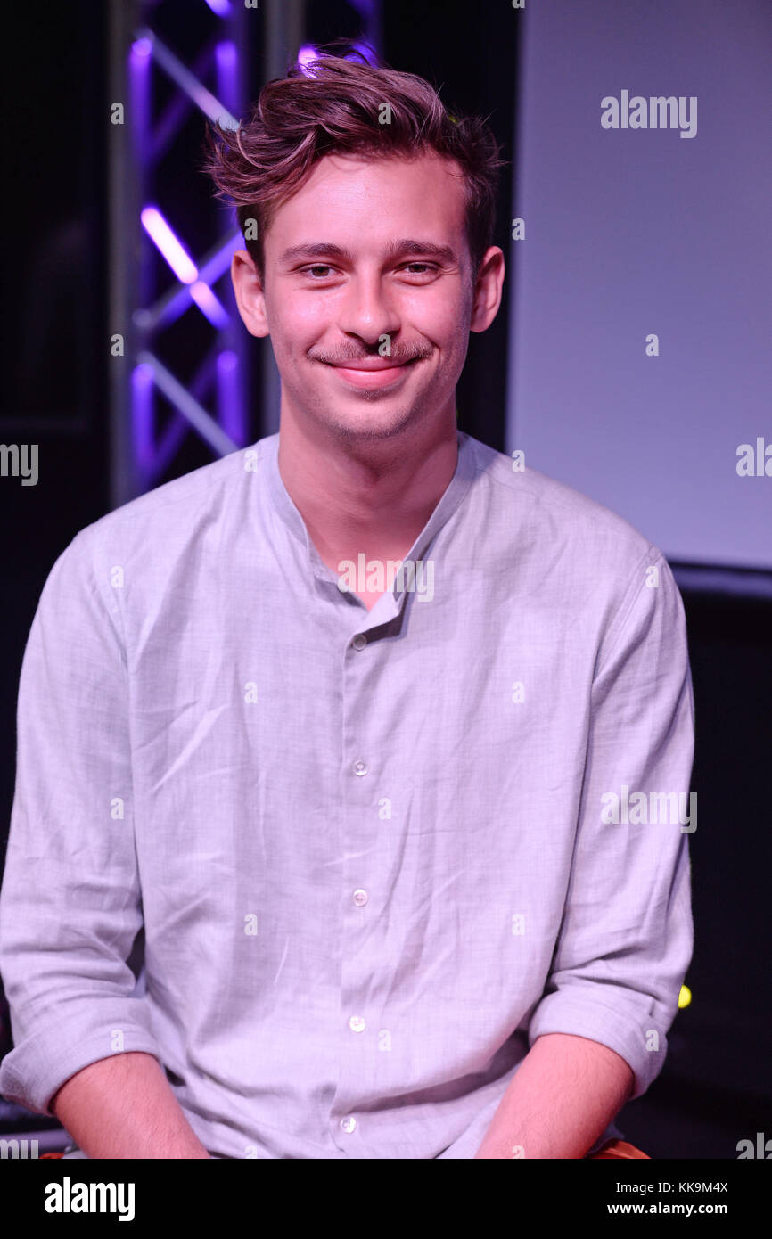 HOLLYWOOD, FL - MAY 20: Music Producer Flume poses for a portrait at radio  station Hits 97.3 on May 20, 2016 in Hollywood, Florida People: Flume Stock  Photo - Alamy