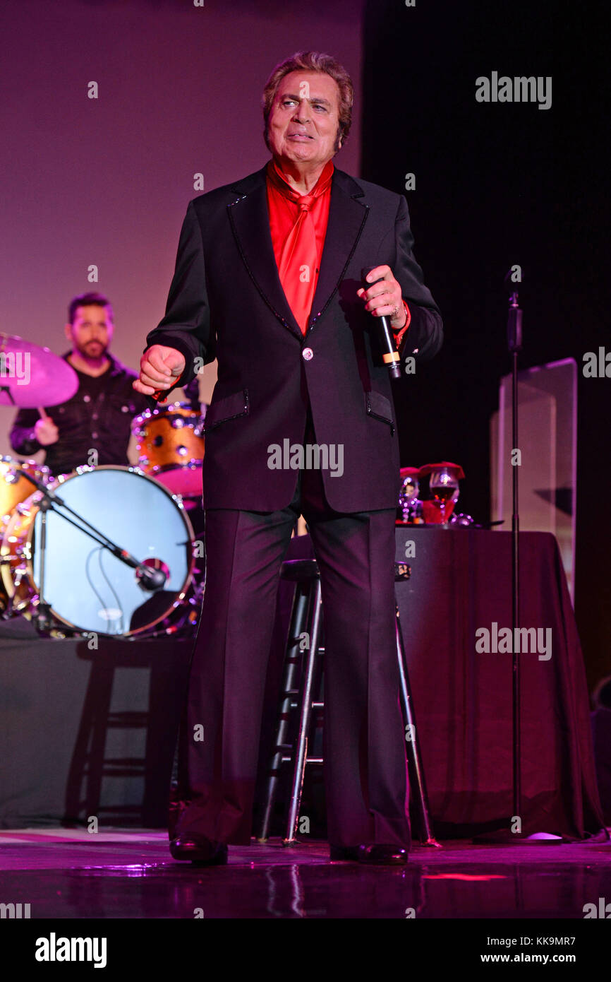 Engelbert humperdinck singer hi-res stock photography and images - Alamy