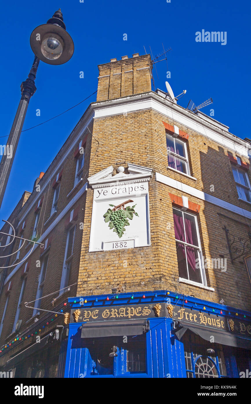 London, Mayfair  The 'Ye Grapes' traditional Victorian public house in Shepherd Market Stock Photo