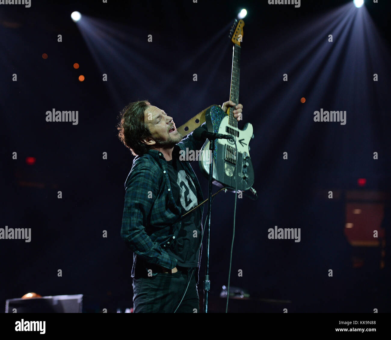 Eddie vedder hi-res stock photography and images - Alamy
