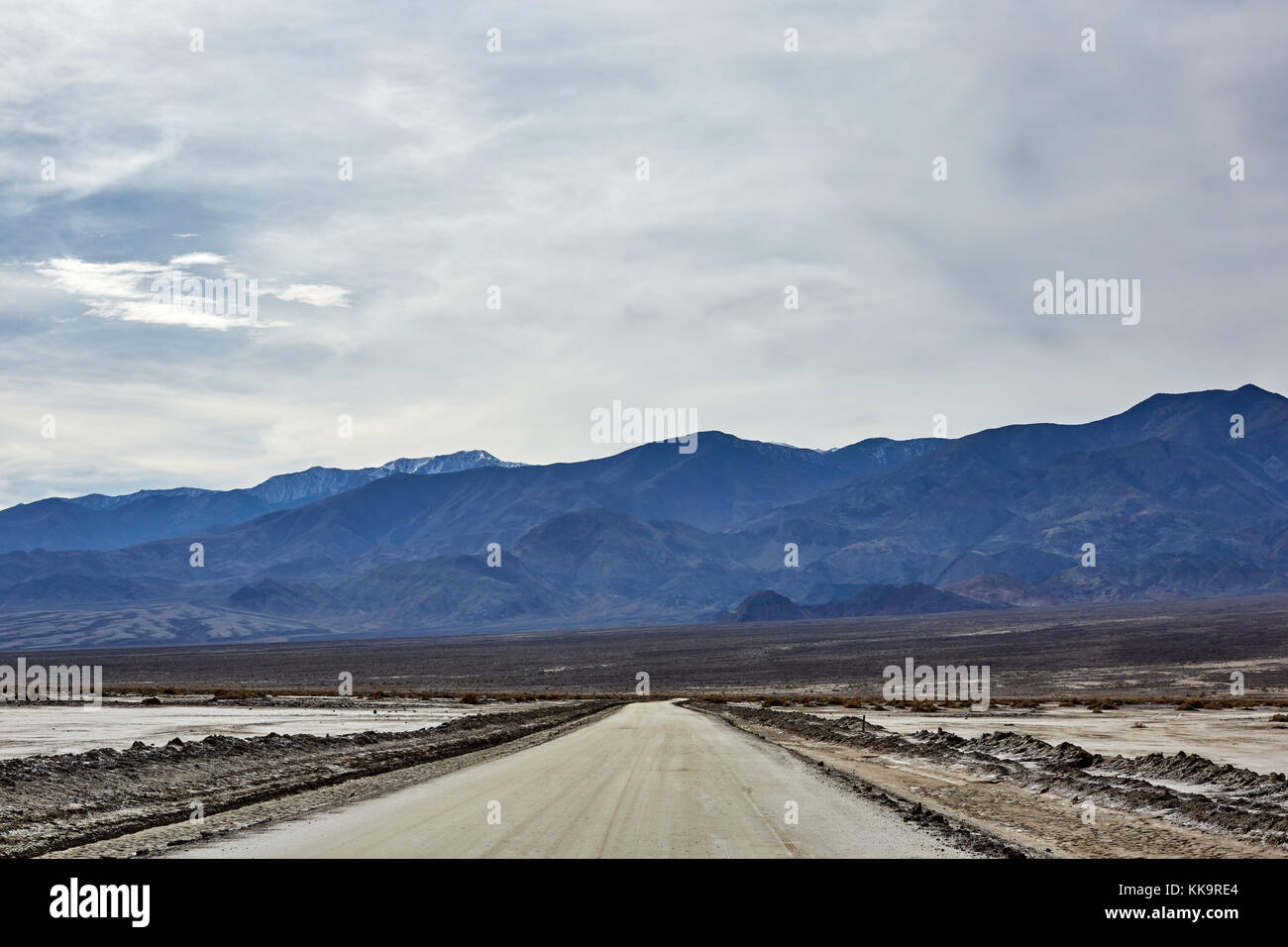 Road death valley mountains hi-res stock photography and images - Alamy