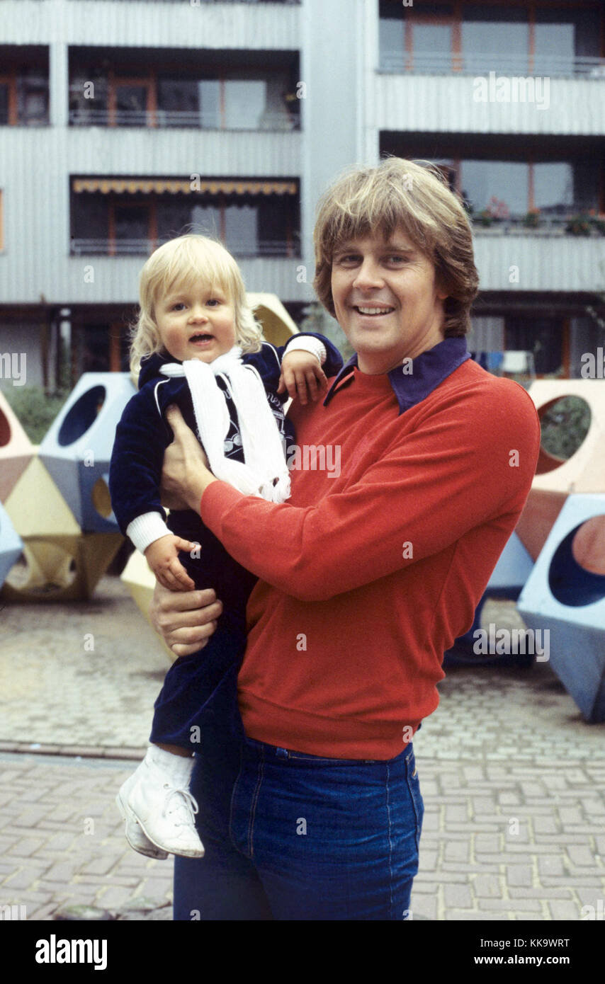 South African singer Howard Carpendale with his son Wayne on 10 ocotober  1978 in Cologne (Germany). | usage worldwide Stock Photo - Alamy