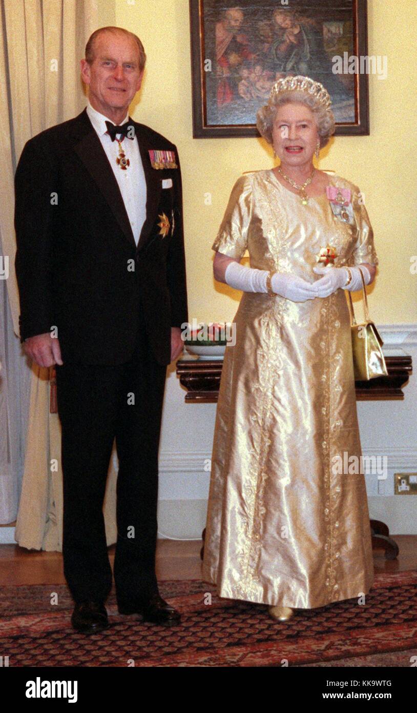 The British Queen Elizabeth II and Prince Philip posing for photographers at the start of the parade at the banquet of Federal President Roman Herzog at the German Embassy in London, pictured on 3rd December 1998, London. | usage worldwide Stock Photo