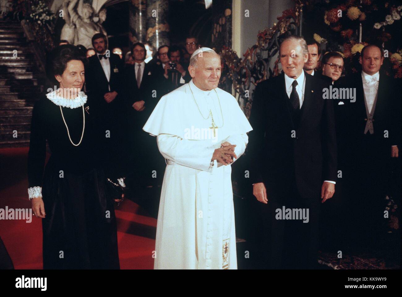 Veronica Carstens, Pope John Paul II and Federal President Karl Carstens, from left to right, during a reception for the Pope at Augustenburg Castle on 15th November 1980. | usage worldwide Stock Photo
