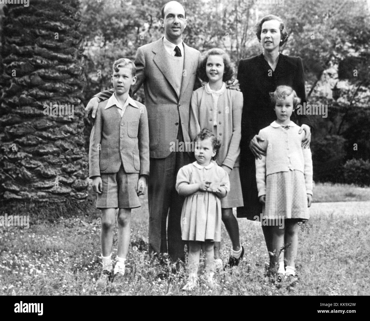 King Umberto II of Italy with his wife and children Prince Victor Emanuel, on the left, princess Maria Pia, princess Maria Beatrice and princess Maria Gabriella, on the left, pictured in spring 1946. | usage worldwide Stock Photo