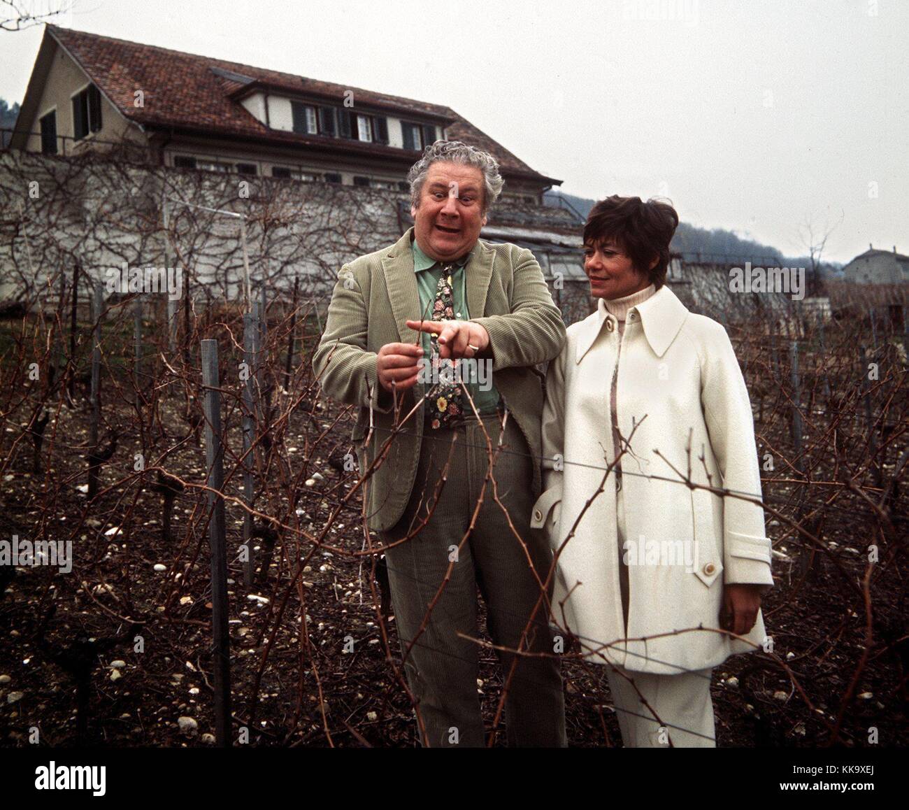 Peter Ustinov and his third wife stand in the middle of their vineyard in Boursins at Lake Geneva in February 1974. The actor died at the age of 82 in a hospital near Genva on the 28th of March 2004. | usage worldwide Stock Photo