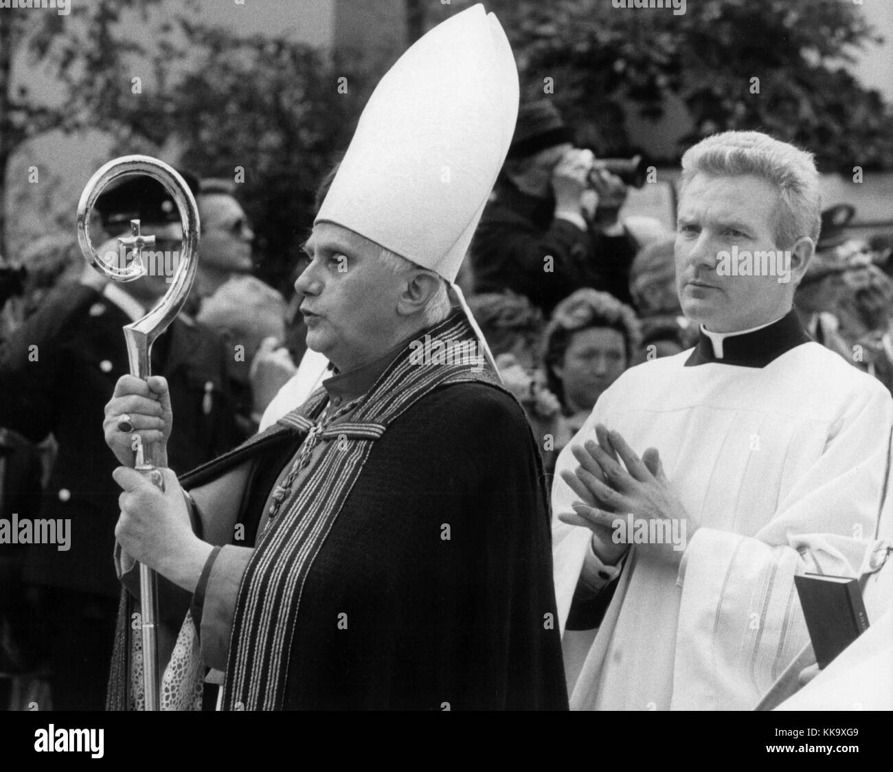 The Roman Curial Cardinal Joseph Ratzinger celebrates the requiem mass for the deceased Bavarian Prime Minister Franz Josef Strauß, pictured on 7th October 1988, Rott am Inn. | usage worldwide Stock Photo