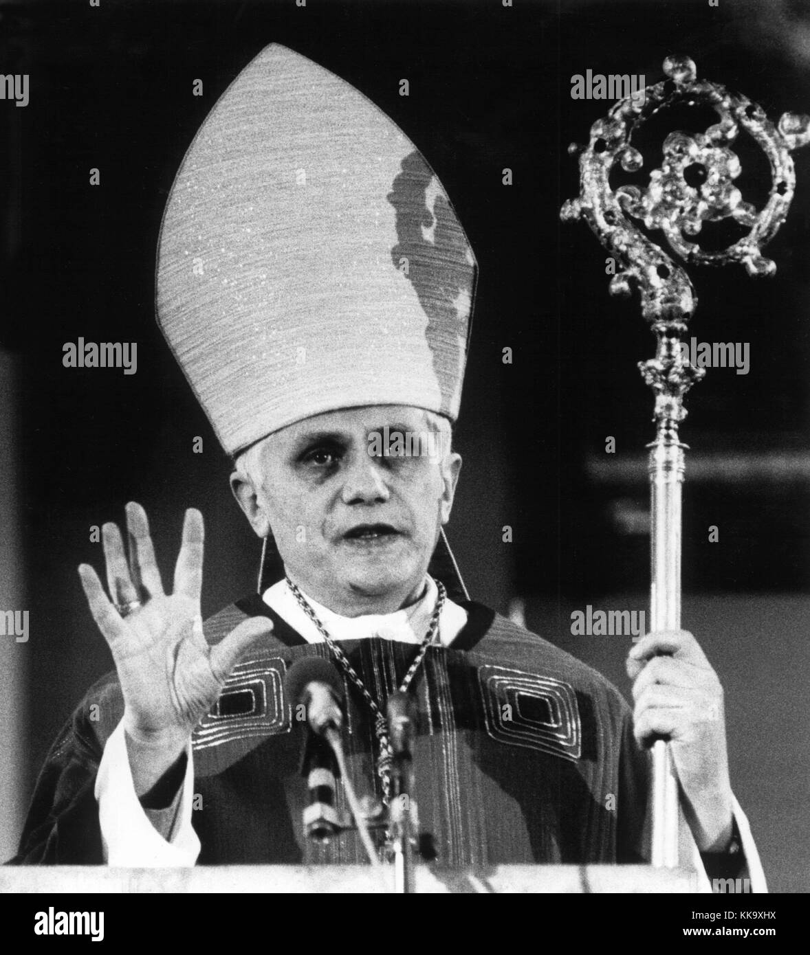 Joseph Cardinal Ratzinger, former Archbishop of Munich and Freising celebrates a Pontifical High Mass in Liebfrauenkirche Munich and bids farewell to his diocese, pictured on 28th February 1982.  | usage worldwide Stock Photo