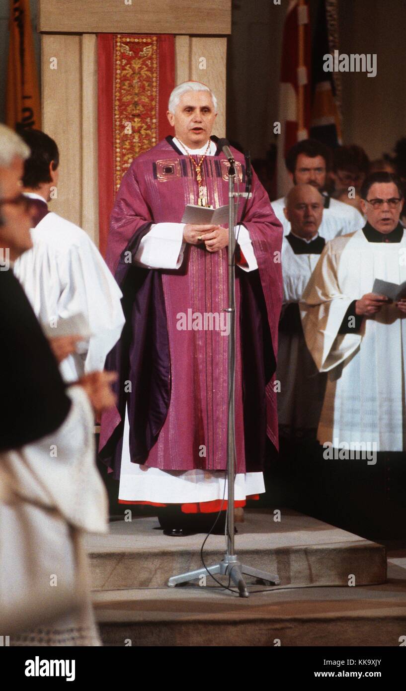 Joseph Cardinal Ratzinger, so far archbishop of Munich and Freising, say farewell  to believers by celebrating a Pontifical High Mass at Munich Marienplatz, pictured on 28th February 1982. Ratzinger was appointed Apostolic prefect of the Congregation for the Doctrine of the Faith and leaves for the Vatican. | usage worldwide Stock Photo