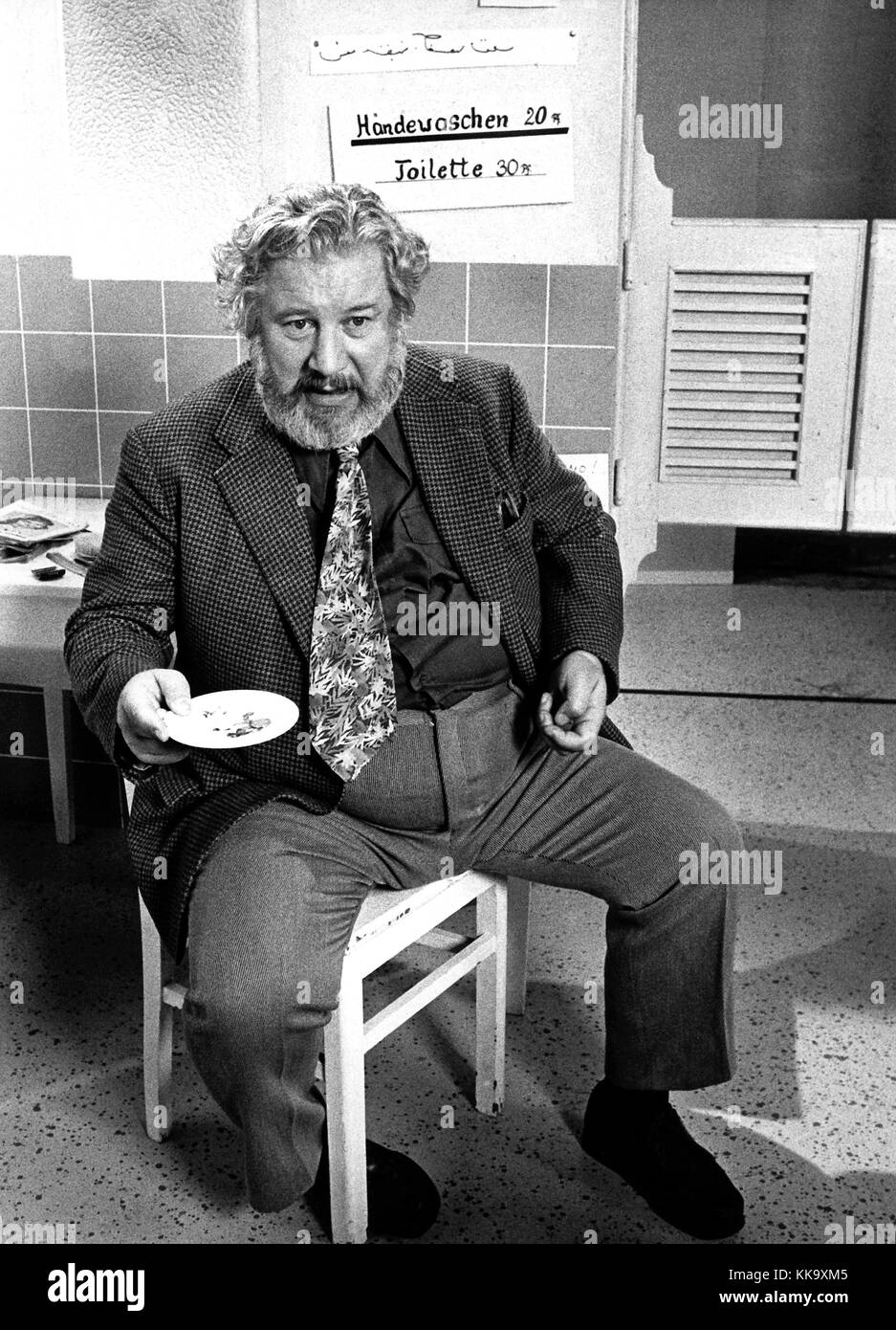 Peter Ustinov as toilet attendant at th screening of the one-man New Year's Eve show in October 1975. The actor died at the age of 82 in a hospital near Genva on the 28th of March 2004. | usage worldwide Stock Photo