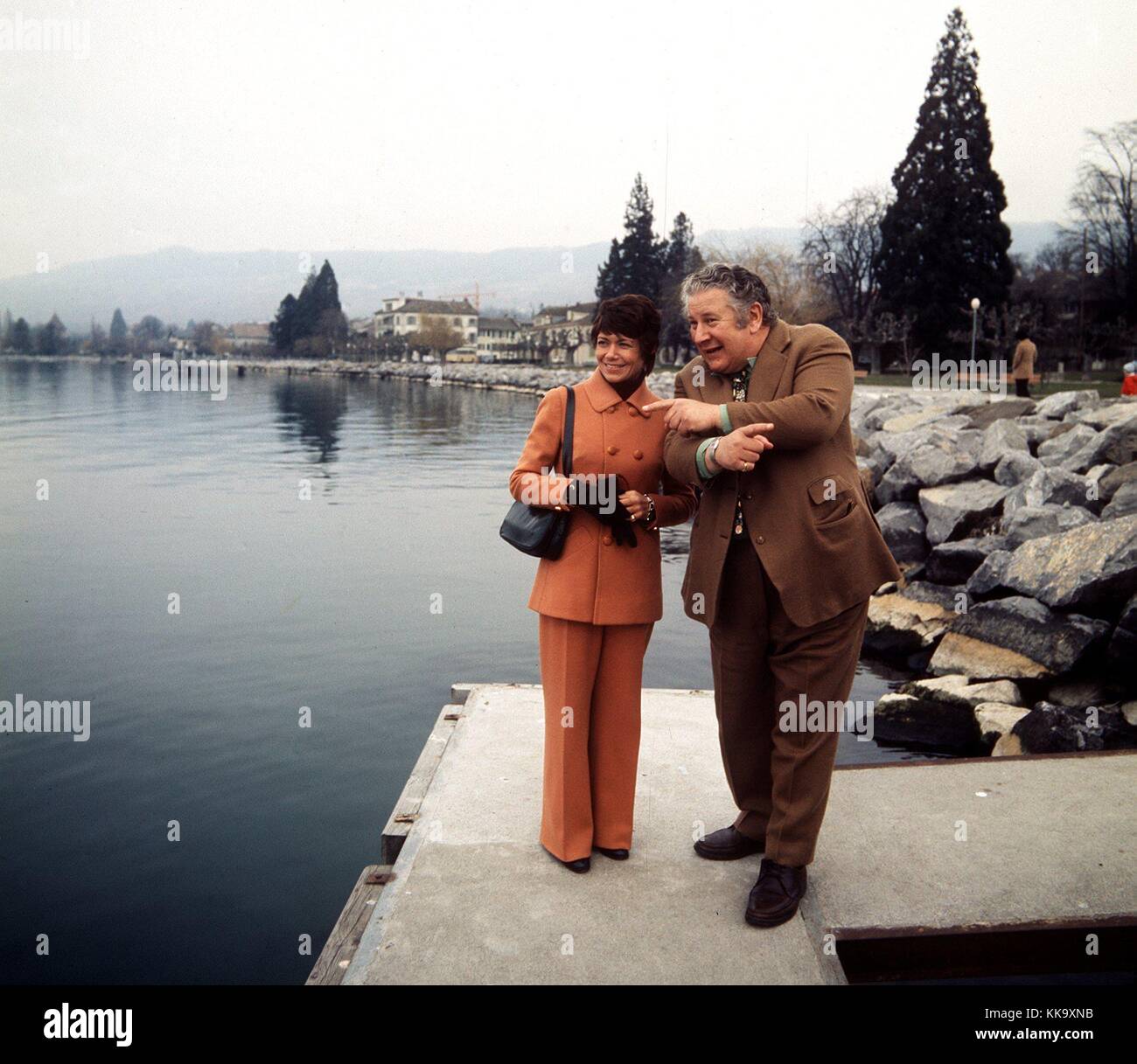 Peter Ustinov and his third wife Helene go for a walk at Lake Geneva in February 1974. The actor died at the age of 82 in a hospital near Genva on the 28th of March 2004. | usage worldwide Stock Photo