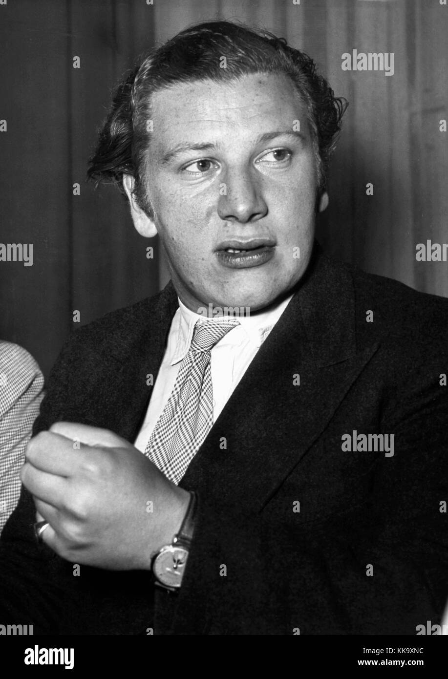 Peter Ustinov arrives in Hamburg to see the 20th staging of the play 'Die Liebe der vier Obersten'. The actor died at the age of 82 in a hospital near Genva on the 28th of March 2004. | usage worldwide Stock Photo