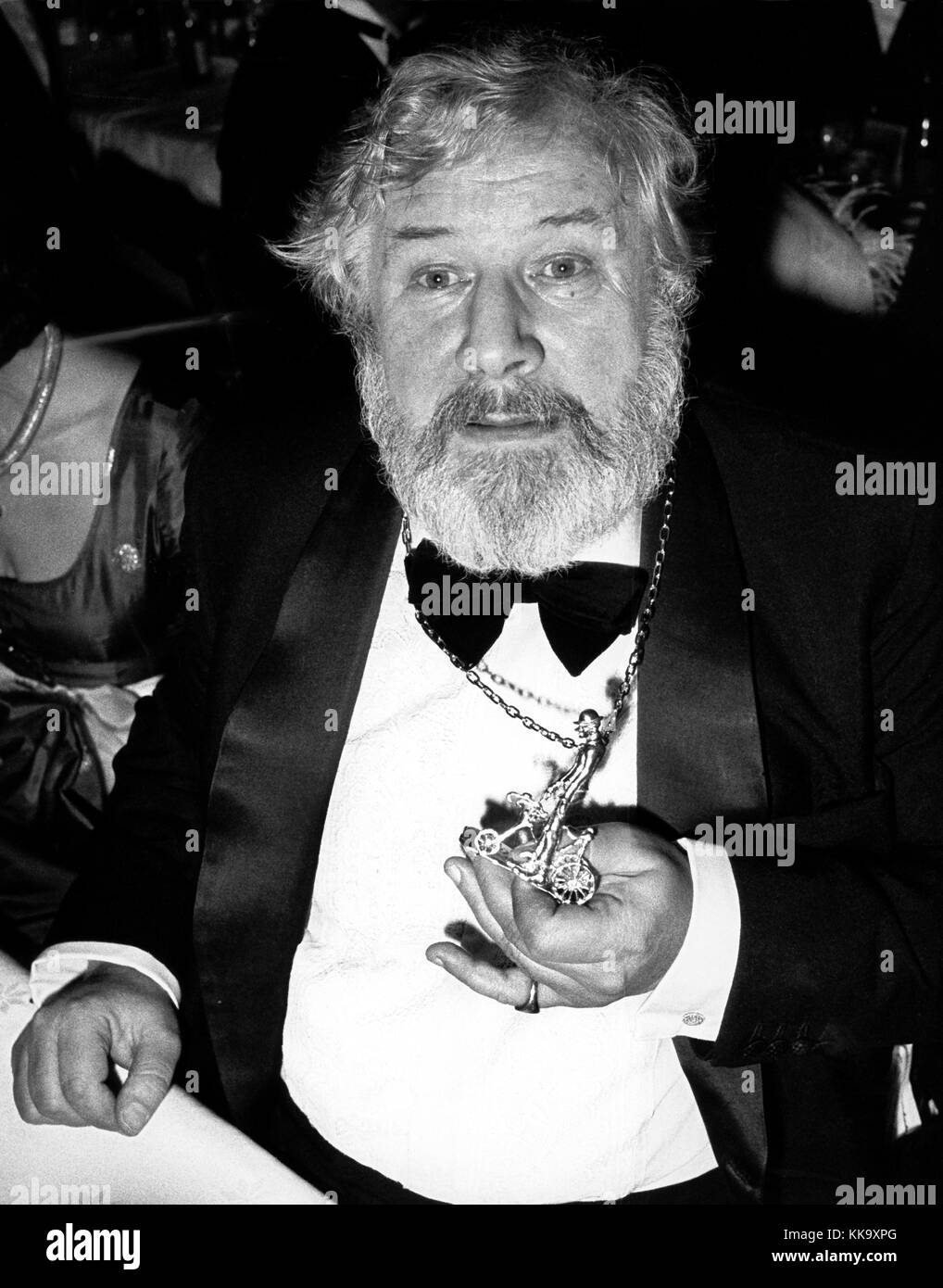 Britih actor and author Peter Ustinov with the Karl-Valentin medal, that was awarded to him in Munich (10.01.1981). | usage worldwide Stock Photo