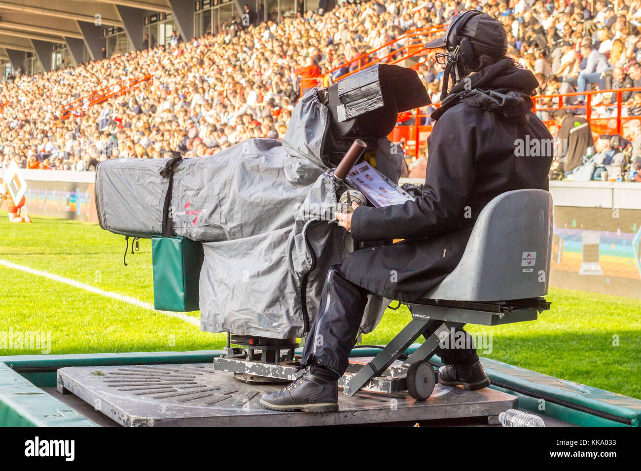 Television cameraman televising Stade Toulousain v Bordeaux-Begles rugby match, Ernest Wallon stadium, Toulouse, Haute-Garonne, Occitanie, France Stock Photo
