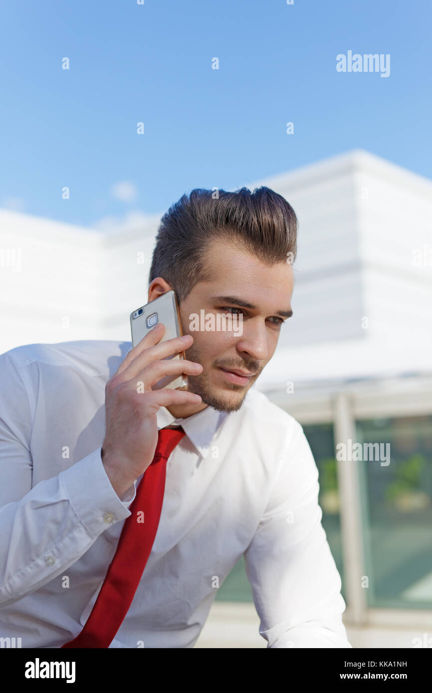 Студенты аудирование. Видеозвонок женщина. Бизнесмен 27 лет. Администратор пенсионерка. Wears call.