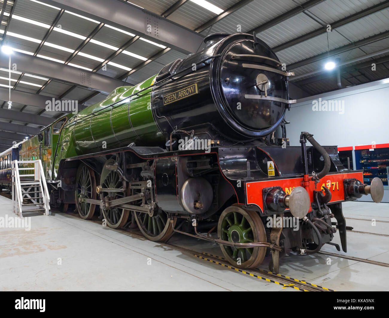 Green arrow v2 hi-res stock photography and images - Alamy