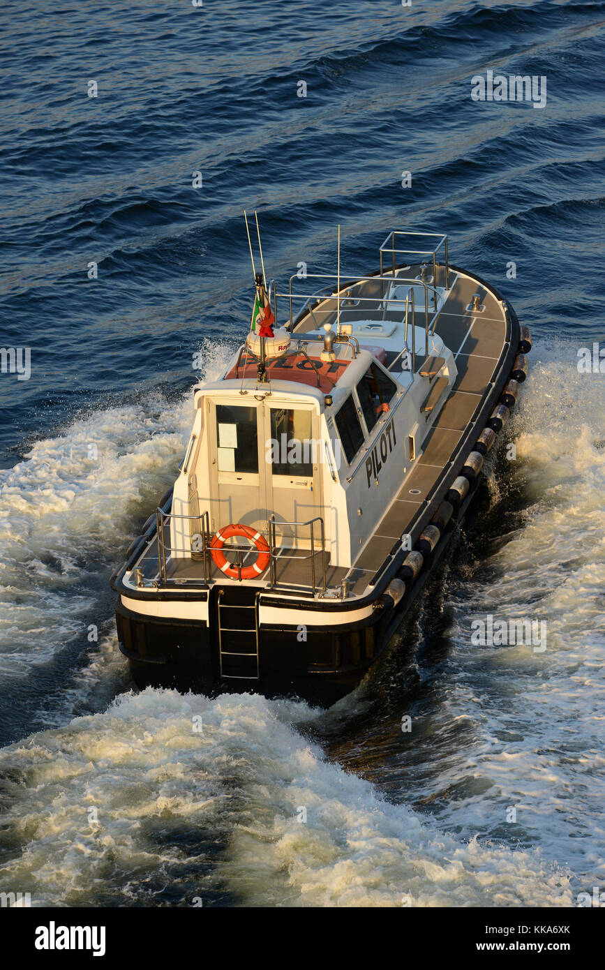 Pilot cutter hires stock photography and images Alamy