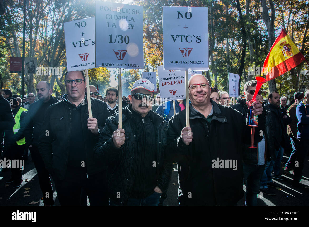 Madrid, Spain. 29th November, 2017. Thousands of taxi drivers demonstrates against cabify and uber competitors on the streets of Madrid from atocha railway station to neptuno square, this demonstration includes the strike of 24 hours without taxi service on the streets of Madrid Credit: Alberto Sibaja Ramírez/Alamy Live News Stock Photo