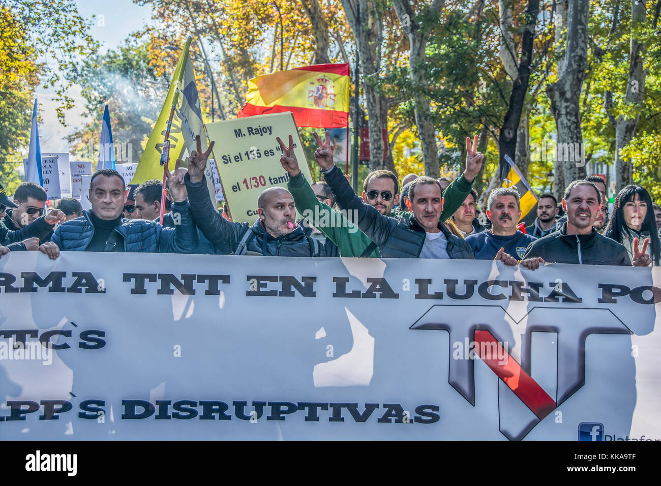 Madrid, Spain. 29th November, 2017. Thousands of taxi drivers demonstrates against cabify and uber competitors on the streets of Madrid from atocha railway station to neptuno square, this demonstration includes the strike of 24 hours without taxi service on the streets of Madrid Credit: Alberto Sibaja Ramírez/Alamy Live News Stock Photo