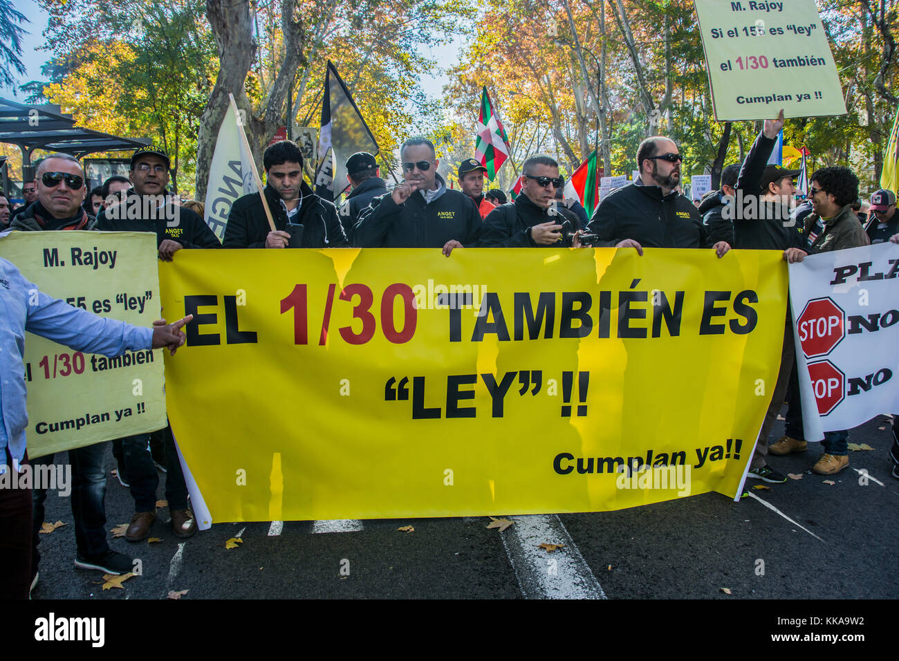Madrid, Spain. 29th November, 2017. Thousands of taxi drivers demonstrates against cabify and uber competitors on the streets of Madrid from atocha railway station to neptuno square, this demonstration includes the strike of 24 hours without taxi service on the streets of Madrid Credit: Alberto Sibaja Ramírez/Alamy Live News Stock Photo