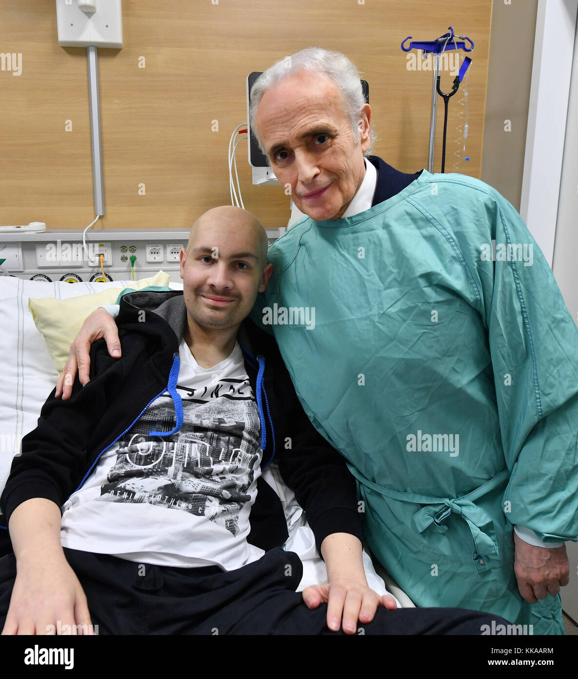 Jena, Germany. 29th Nov, 2017. Spanish opera singer José Carreras stands next to 23-year-old Max Salzwedel from Neuhaus am Rennweg at the University Clinic in Jena, Germany, 29 November 2017. Carreras handed over a treatment centre for cancer paients to the clinic on the same day. Carrera's leukemia foundation supported the construction of the new station for stem cell transplantation with one million Euro. A stem cell transplantation is mainly carried out for the treatment of blood cancer (leukemia). Credit: Martin Schutt/dpa-Zentralbild/dpa/Alamy Live News Stock Photo