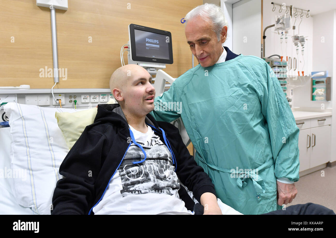 Jena, Germany. 29th Nov, 2017. Spanish opera singer José Carreras stands next to 23-year-old Max Salzwedel from Neuhaus am Rennweg at the University Clinic in Jena, Germany, 29 November 2017. Carreras handed over a treatment centre for cancer paients to the clinic on the same day. Carrera's leukemia foundation supported the construction of the new station for stem cell transplantation with one million Euro. A stem cell transplantation is mainly carried out for the treatment of blood cancer (leukemia). Credit: Martin Schutt/dpa-Zentralbild/dpa/Alamy Live News Stock Photo