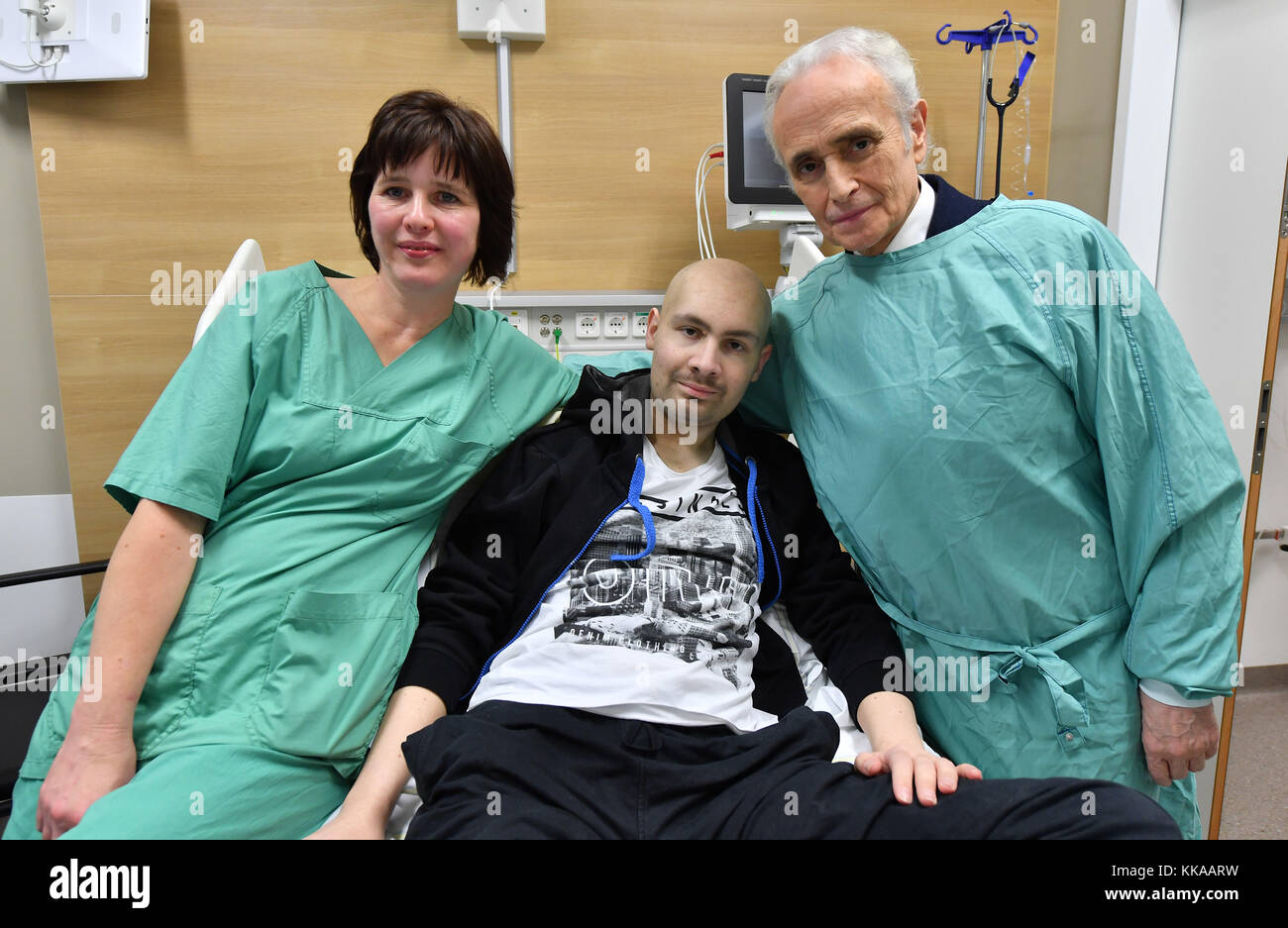 Jena, Germany. 29th Nov, 2017. Spanish opera singer José Carreras stands next to 23-year-old Max Salzwedel from Neuhaus am Rennweg and his mother Katrin at the University Clinic in Jena, Germany, 29 November 2017. Carreras handed over a treatment centre for cancer paients to the clinic on the same day. Carrera's leukemia foundation supported the construction of the new station for stem cell transplantation with one million Euro. A stem cell transplantation is mainly carried out for the treatment of blood cancer (leukemia). Credit: Martin Schutt/dpa-Zentralbild/dpa/Alamy Live News Stock Photo