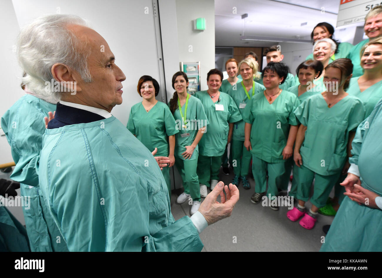 Jena, Germany. 29th Nov, 2017. Spanish opera singer José Carreras stands in front of doctors and nurses of the station at the University Clinic in Jena, Germany, 29 November 2017. Carreras handed over a treatment centre for cancer paients to the clinic on the same day. Carrera's leukemia foundation supported the construction of the new station for stem cell transplantation with one million Euro. A stem cell transplantation is mainly carried out for the treatment of blood cancer (leukemia). Credit: Martin Schutt/dpa-Zentralbild/dpa/Alamy Live News Stock Photo