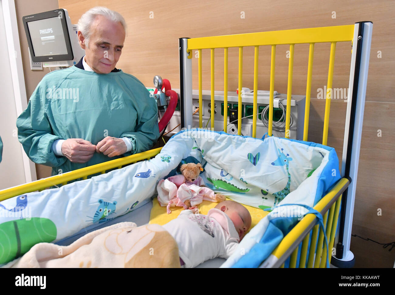 Jena, Germany. 29th Nov, 2017. Spanish opera singer José Carreras stands next to five-month-old Hannah from Weimar at the University Clinic in Jena, Germany, 29 November 2017. Carreras handed over a treatment centre for cancer paients to the clinic on the same day. Carrera's leukemia foundation supported the construction of the new station for stem cell transplantation with one million Euro. A stem cell transplantation is mainly carried out for the treatment of blood cancer (leukemia). Credit: Martin Schutt/dpa-Zentralbild/dpa/Alamy Live News Stock Photo