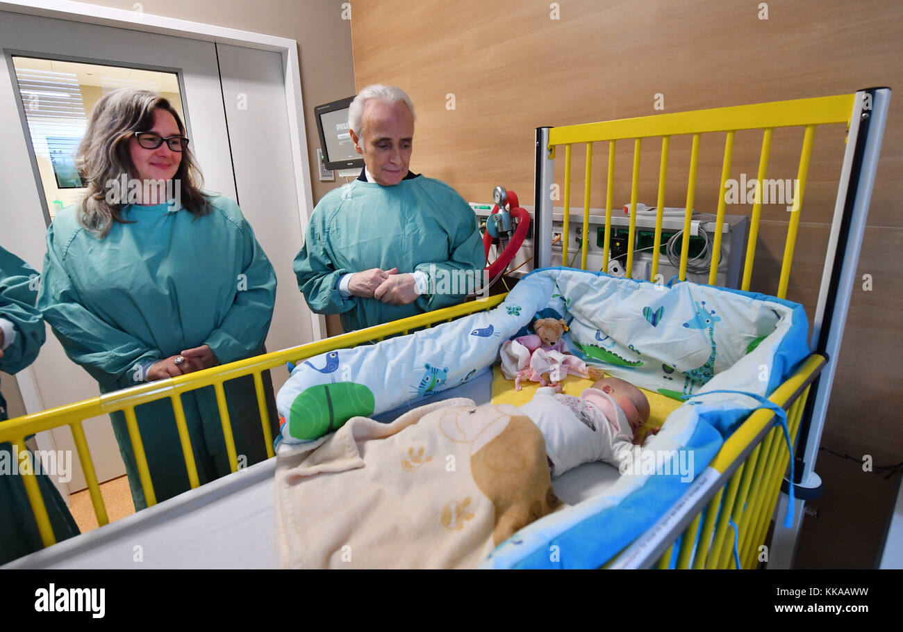 Spanish opera singer José Carreras stands next to five-month-old Hannah from Weimar with Thuringia's Minister of Social Affairs Heike Werner at the University Clinic in Jena, Germany, 29 November 2017. Carreras handed over a treatment centre for cancer paients to the clinic on the same day. Carrera's leukemia foundation supported the construction of the new station for stem cell transplantation with one million Euro. A stem cell transplantation is mainly carried out for the treatment of blood cancer (leukemia). Photo: Martin Schutt/dpa-Zentralbild/dpa Stock Photo