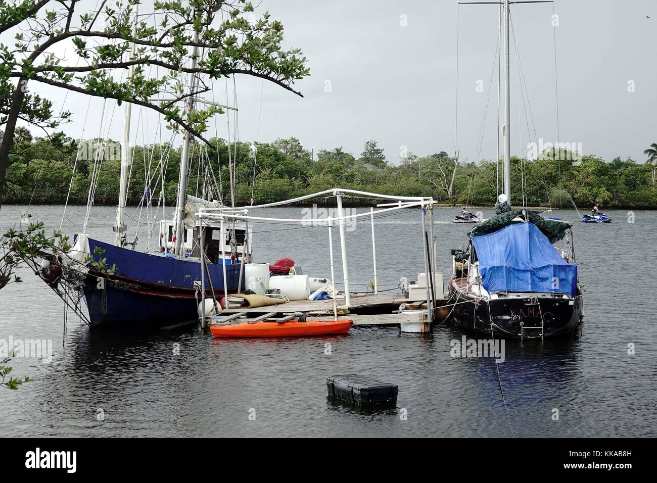 Florida, USA. 29th Nov, 2017. Longterm anchored boats at Burt Reynolds Park in Jupiter Wednesday, November 29, 2017. Credit: Bruce R. Bennett/The Palm Beach Post/ZUMA Wire/Alamy Live News Stock Photo